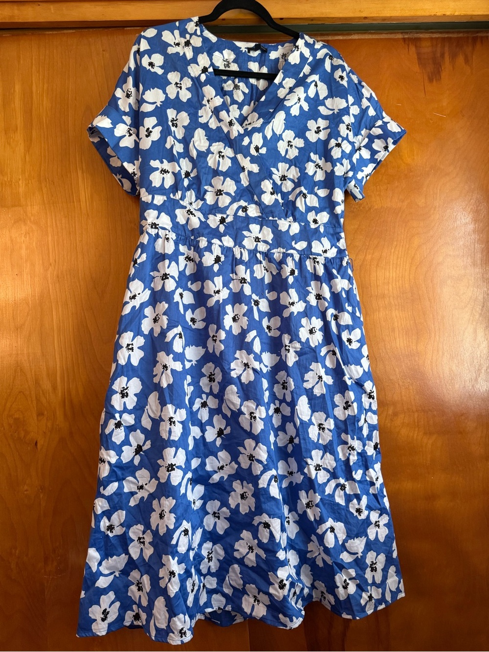 Who What Wear Blue and White Floral V-Neck Dress